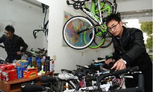 90后在校大学生张少、梁鹏、焦爱芬合伙创业，创建“自由人”自行车行